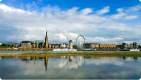 Vorschau Bild, dass ein Foto der Stadtkulisse von Düsseldorf zeigt und für die Cannabis Clubs dort steht.